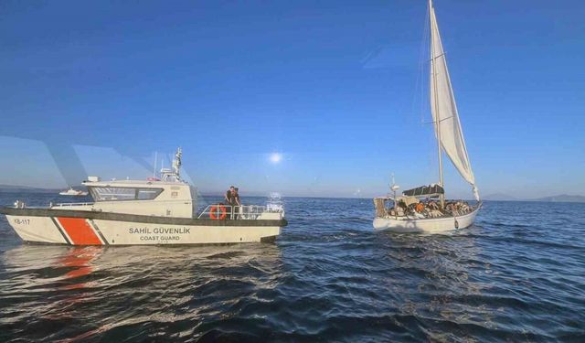 Yelkenli teknede 37 düzensiz göçmen, 27 çocuk ve bir göçmen kaçakçısı yakalandı