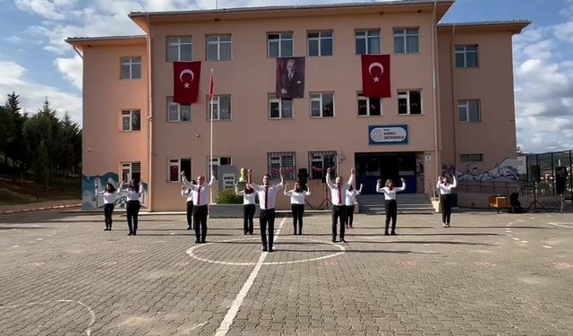 Kabalı Ortaokulu öğretmenlerinden zeybek gösterisi