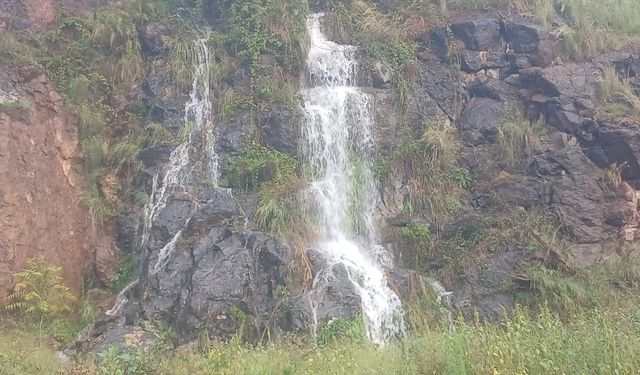 Sinop’ta kayalık alanda şelale oluştu