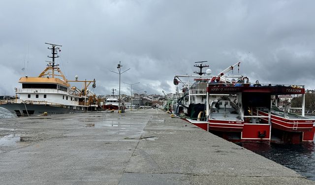 Balıkçılar fırtınanın dinmesi için gün sayıyor