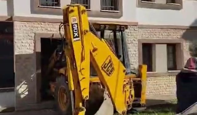 Bartın'da freni arızalanan iş makinesinin girdiği evde 1 kişi yaralandı