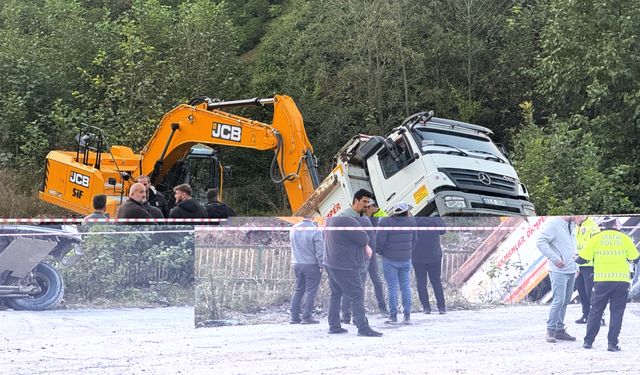 Rize'de kontrolden çıkarak kayan kamyon dereye devrildi