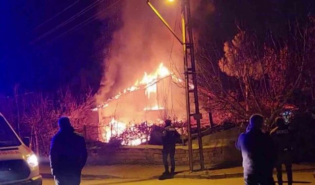 Amasya’da alevlere teslim olan ev kullanılamaz hale geldi