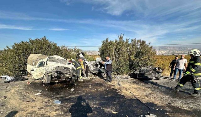 Karşı şeride geçen kamyonet otomobille kafa kafaya çarpıştı: 1 ölü 1 yaralı