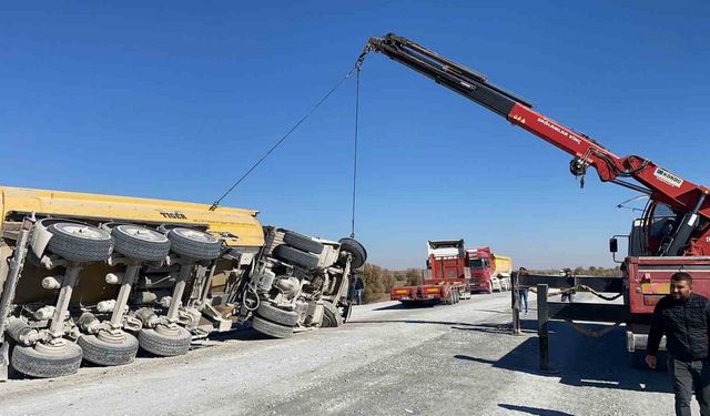 Lastiği patlayan tır devrildi, 1 kişi yaralandı