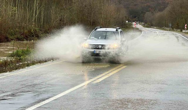 Sarıkum Gölü’ne akan dereler taştı