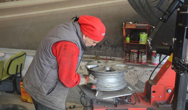 Sinop’ta lastikçilerin kış lastiği mesaisi