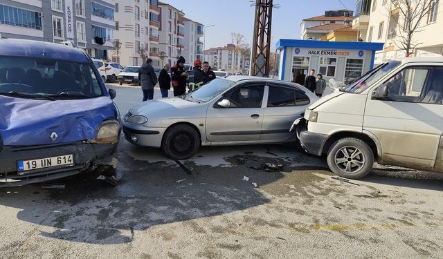 Çorum'da 3 araç kazaya karıştı