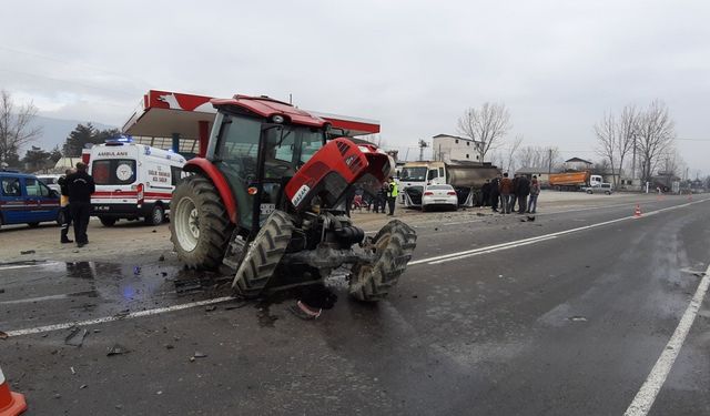 Bolu'da traktör ile otomobil çarpıştı