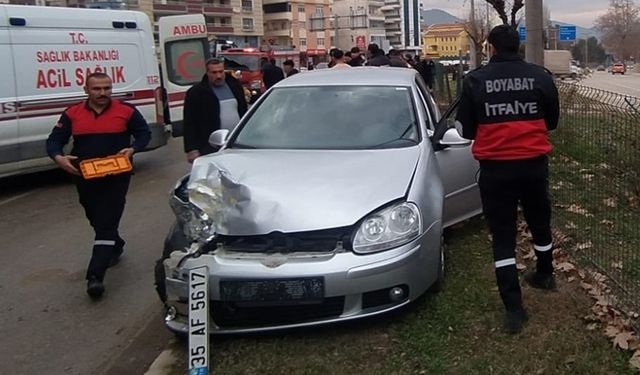 Sinop'ta bir otomobil park halindeki otomobile çarptı, 4 kişi yaralandı