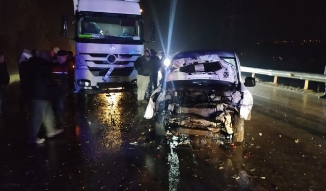 Sinop’ta hafif ticari araç ile tır çarpıştı: 2 ölü, 2 yaralı