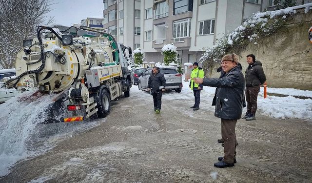 Başkan Gürbüz sahaya indi, karla mücadeleyi yerinde inceledi