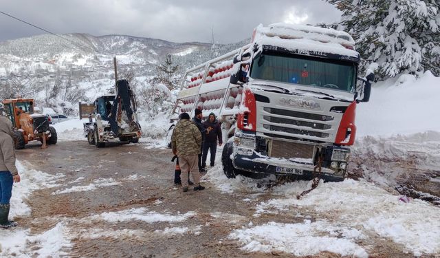 Doğalgaz tüpü yüklü tır yan yattı