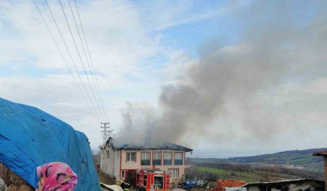 Sinop’ta 2 katlı evin çatısı alevlere teslim oldu