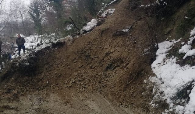 Sinop’ta toprak kayması: Köy yolu ulaşıma kapandı