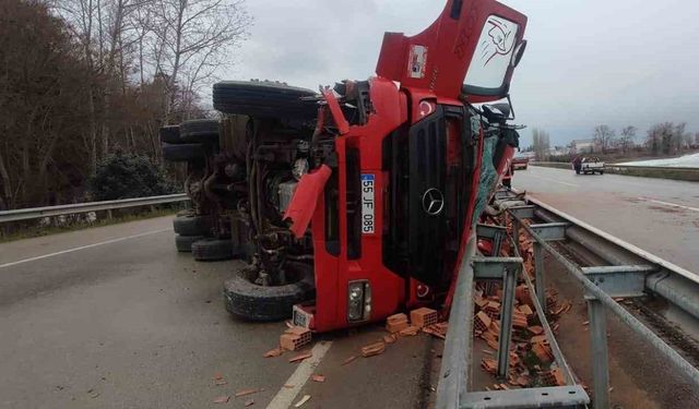 Sinop’ta tuğla yüklü kamyon devrildi: 1 yaralı