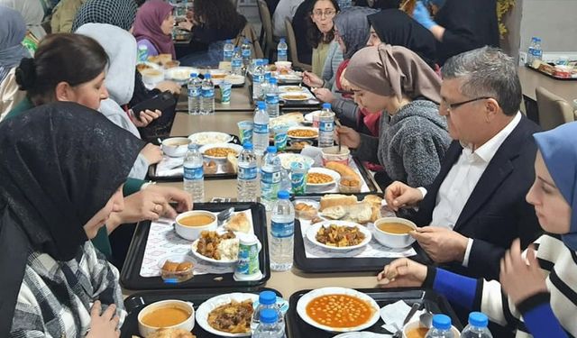 Vali Özarslan, KYK yurdundaki öğrencilerle iftarda buluştu