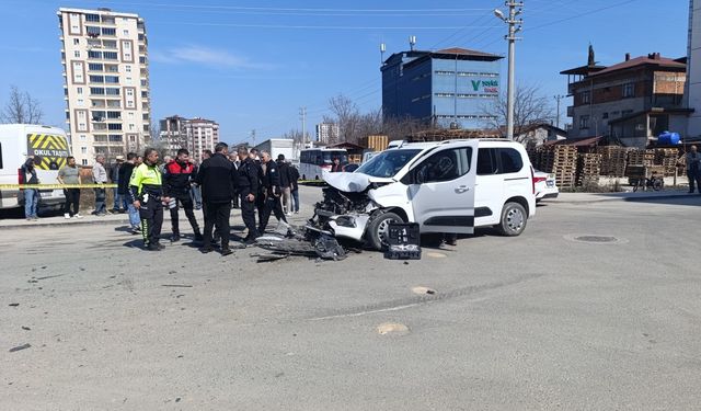 Öğrenci servisi ile hafif ticari araç çarpıştı: 10 yaralı