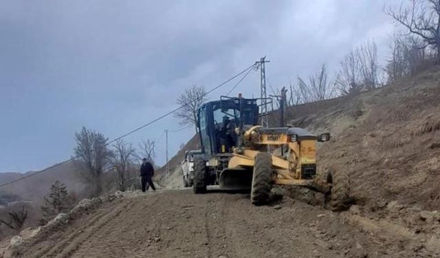 Sinop’ta heyelan nedeniyle kapanan köy yolu ulaşıma açıldı