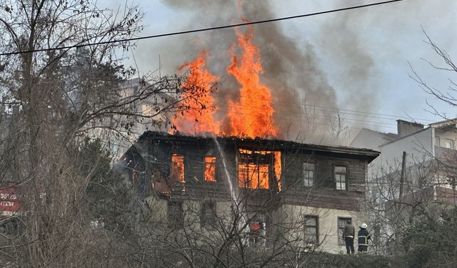 Sinop’ta iki katlı ahşap evde çıkan yangın söndürüldü