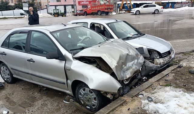 Sinop'ta iki otomobilin çarpıştığı kazada 3 kişi yaralandı