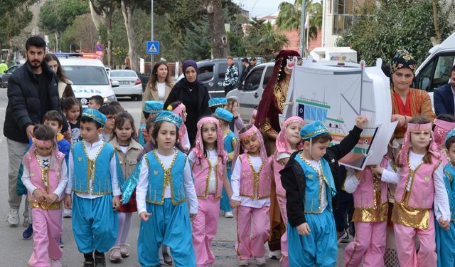 Sinop'ta minik öğrenciler gemi maketiyle dolaşarak bahşiş topladı