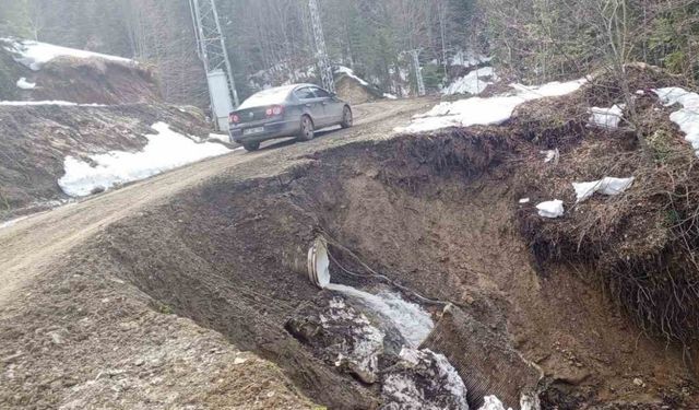 Kastamonu’da heyelan nedeniyle yol çöktü