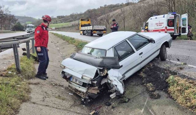 Refüje giren otomobil kaza yaptı: 2 yaralı