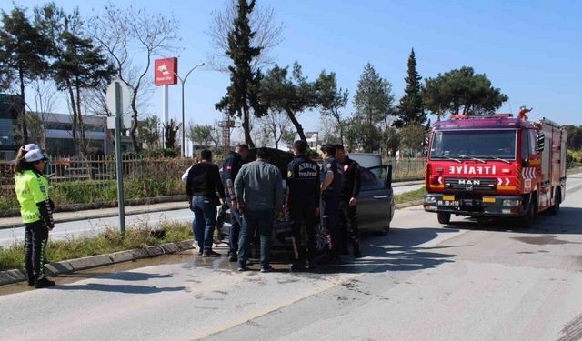 Seyir halindeki otomobilden dumanlar yükseldi