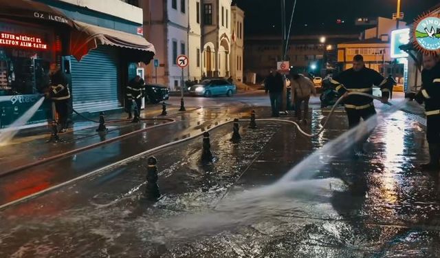 Sinop Belediyesi, kar yağışı sonrası cadde temizliğini sürdürüyor