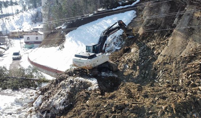 Sinop’ta heyelanda kapanan köy yolu yeniden ulaşıma açıldı