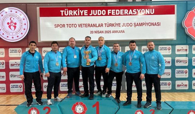 Sinoplu judocular kupa ve madalyalarla döndü