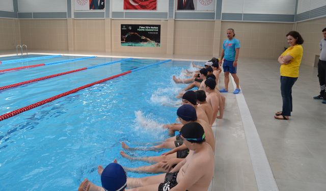 Yenilenen yarı olimpik yüzme havuzu hizmete açıldı