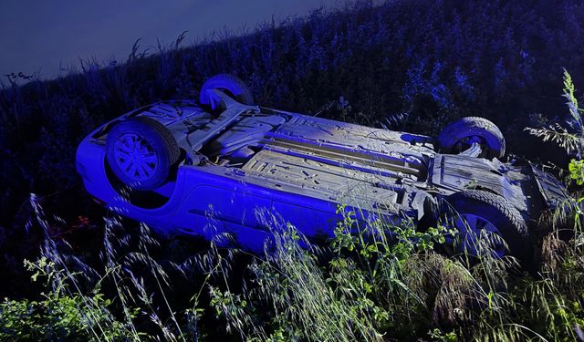 Sinop yolunda otomobil hendeğe devrildi