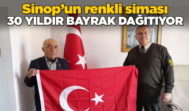 12 bininci Türk bayrağını Garnizon Komutanı'na verdi