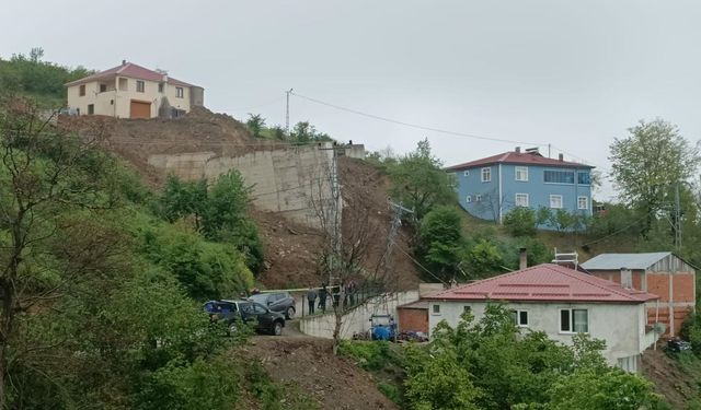 Samsun'da toprak kaydı, istinat duvarı çöktü