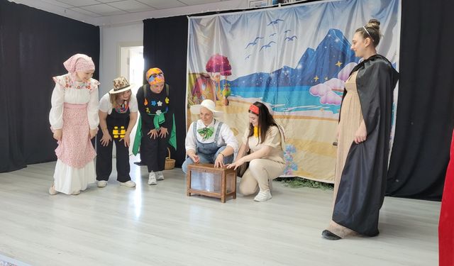 Veliler sahne aldı, öğrenciler izledi