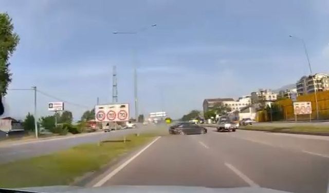 Lastiği patlayan otomobil kaza yaptı