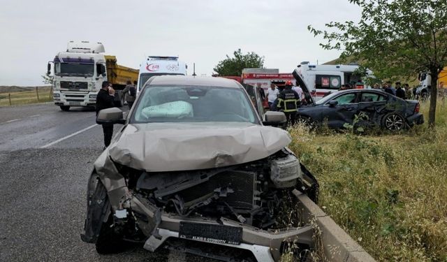 Otomobil ile kamyonetin çarpıştığı kazada 1 kişi öldü