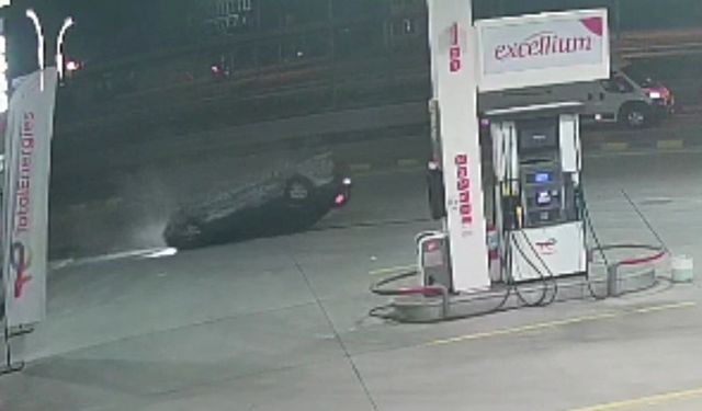 Otomobilin kaldırıma çarpıp ters döndüğü anlar güvenlik kamerasında