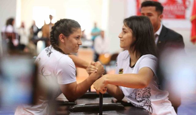 Rukiye ve Ayşenur kardeşlerin bileğini büken yok
