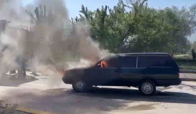 Seyir halindeki otomobil alev alev yandı