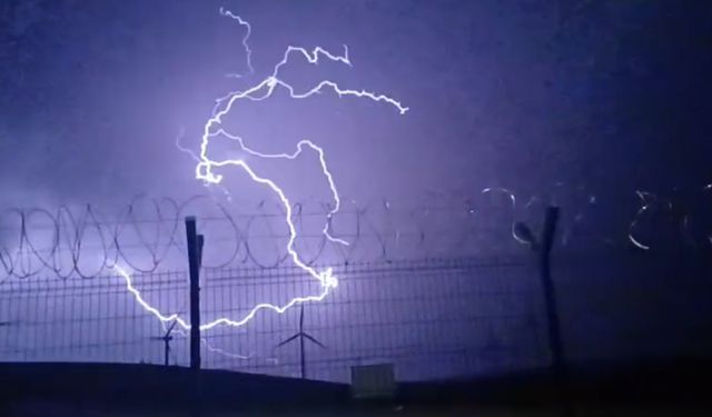 Tokat’ta fırtına ağaçları devirdi