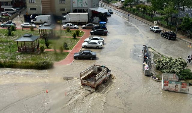 Cadde ve sokaklar göle döndü