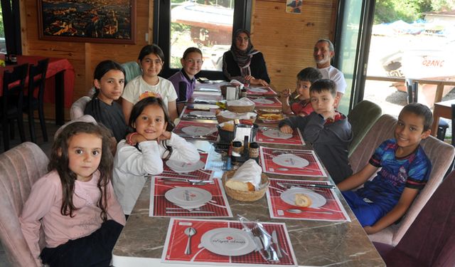 Sinoplu servis şoföründen öğrencilere karne sürprizi