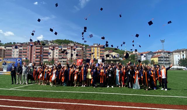Türkeli'de üniversite öğrencileri mezuniyet heyecanı yaşadı