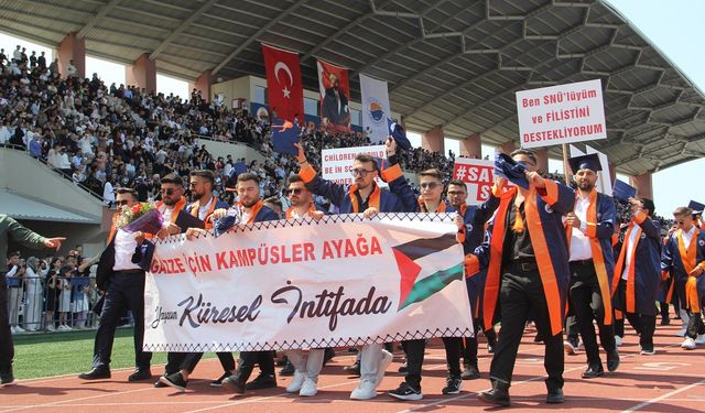 Mezuniyet töreninde öğrenciler İsrail'in Gazze'ye saldırılarını kınadı