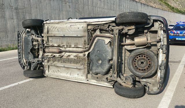 Devrilen otomobildeki 4 kişi yaralandı