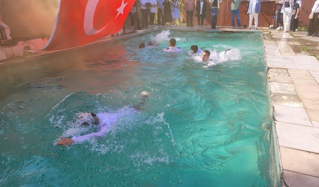 Lise öğrencileri mezuniyeti havuza atlayarak kutladı