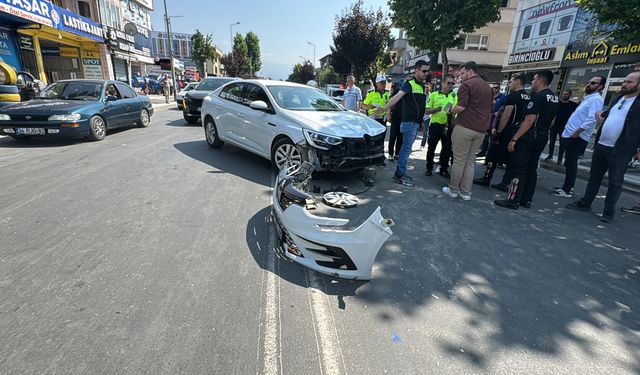 Otomobil ile çarpışan motosikletteki 2 polis memuru yaralandı